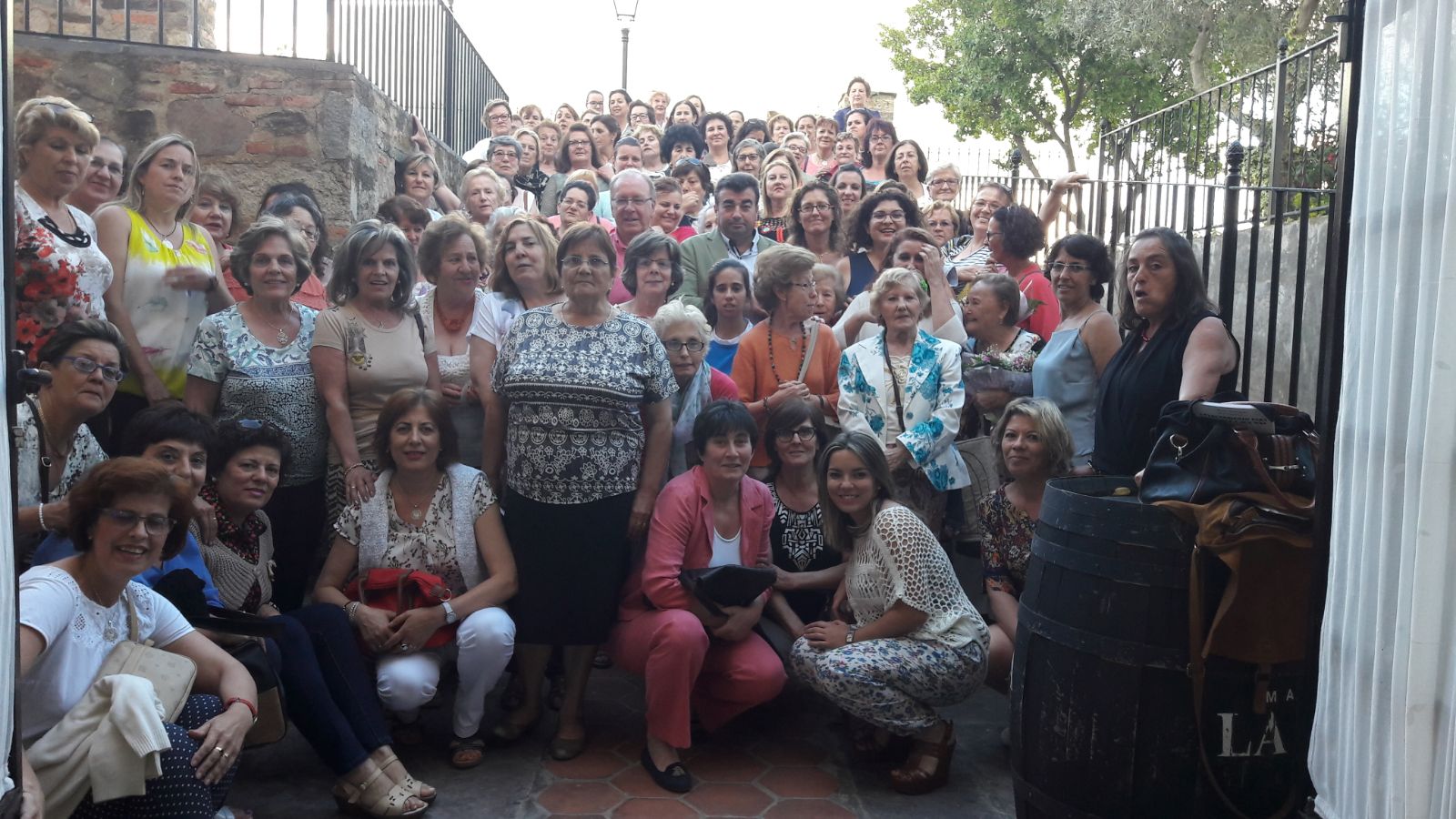 UN CENTENAR DE MUJERES DE LA SIERRA DE ARACENA Y PICOS DE AROCHE SE REUNEN EN ENCINASOLA PARA CREAR REDES Y TRABAJAR EL EMPODERAMIENTO Y LA AUTOESTIMA